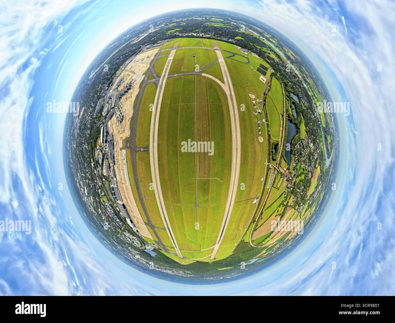 Photo aérienne, aéroport dus Aéroport Duesseldorf avec piste et piste d'atterrissage, globe, image fisheye, image à 360 degrés, monde minuscule, petite planète, fishey Banque D'Images