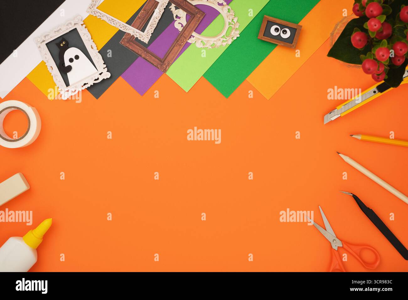 Disposition à plat de fournitures artisanales sur le thème d'Halloween. Papier coloré, colle, ciseaux, règle, ruban adhésif, crayons, couteau sur fond orange. Espace pour votre te Banque D'Images