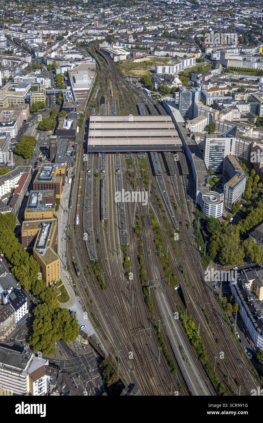 Vue aérienne, gare centrale Hbf, quais et pistes couverts, centre-ville, Duesseldorf, région de la Ruhr, Rhénanie-du-Nord-Westphalie, Allemagne, région ferroviaire, RA Banque D'Images