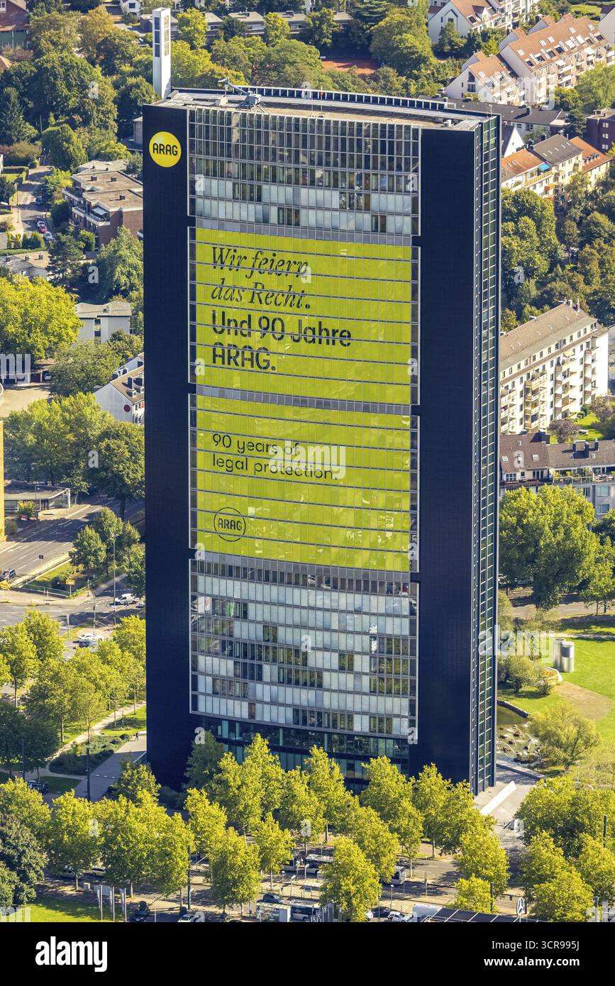 Vue aérienne, immeuble de bureaux Arag de grande hauteur, slogan nous célébrons la loi et les 90 ans d'Arag, Duesseltal, Duesseldorf, région de la Ruhr, Rhénanie-du-Nord-Westpha Banque D'Images