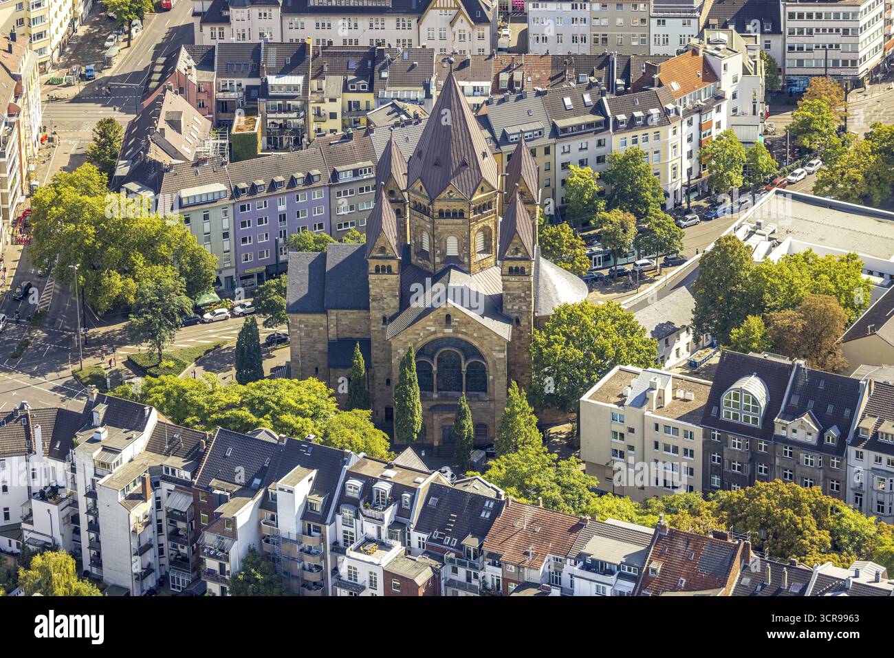 Vue aérienne, evang. Kreuzkirche, Pempelfort, Duesseldorf, Ruhr area, Rhénanie-du-Nord-Westphalie, Allemagne, lieu de culte, DE, Europe, communite religieuse Banque D'Images