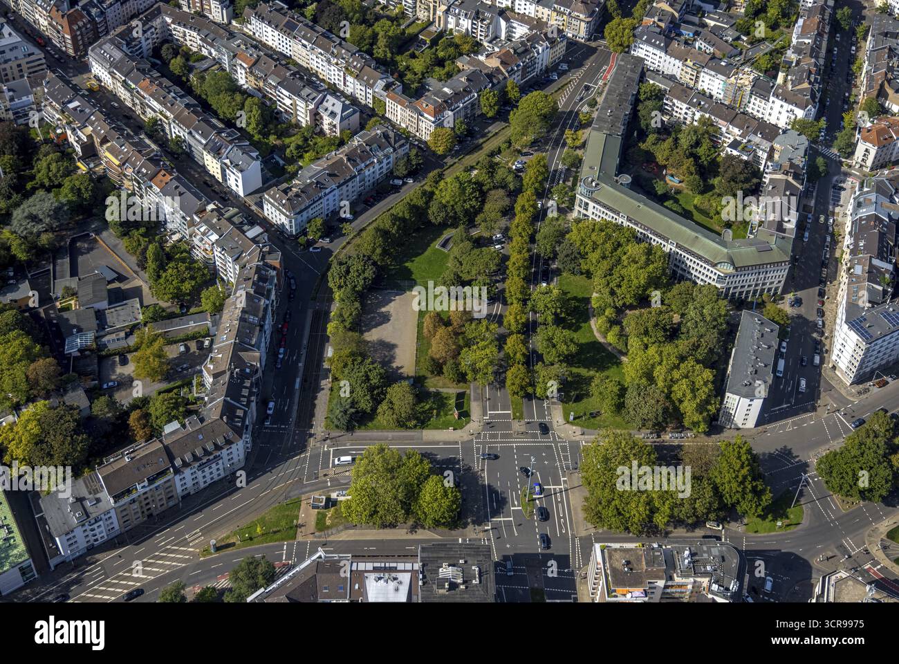 Vue aérienne, parc et rue traversant Prinz-Georg-Strasse avec Vagedesstrasse, arrêt de bus d-Schloss Jaegerhof, Pempelfort, Duesseldorf, Ruhr, Nord Banque D'Images