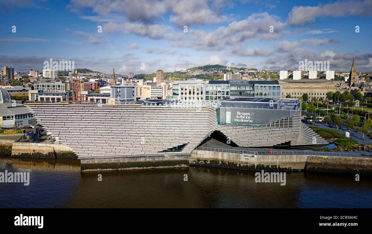 V&A Dundee design Museum Dundee Scotland conçu par Kengo Kuma le bâtiment sur Discovery Wharf Banque D'Images