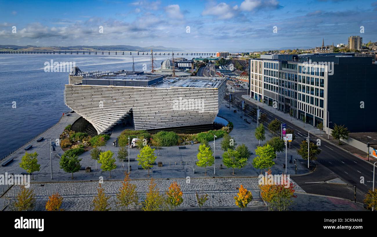 V&A Dundee design Museum Dundee Écosse le bâtiment unique entourant les jardins et les arbres Banque D'Images