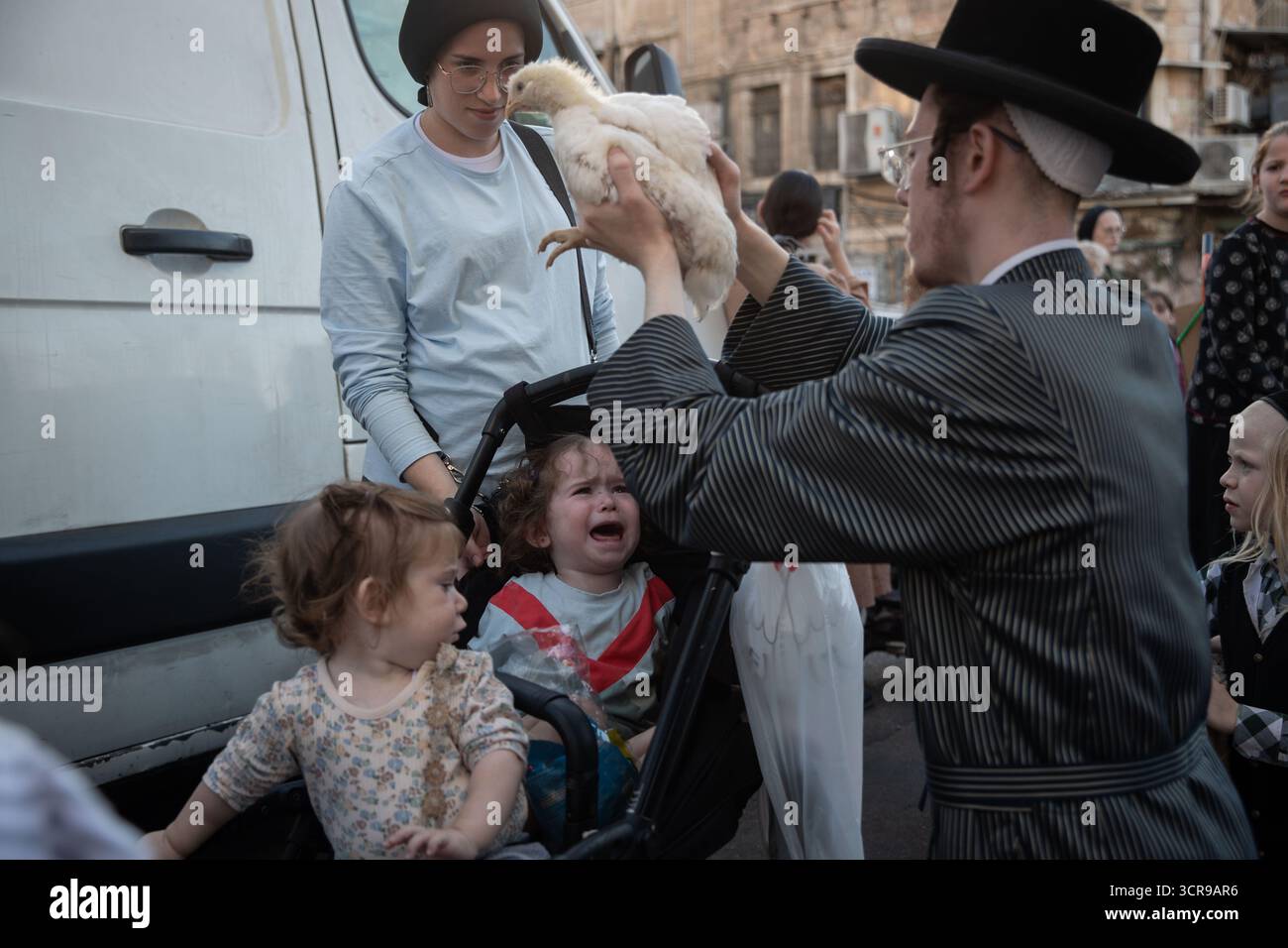 Jérusalem, MEA Shearim à Jérusalem. 29 septembre 2025. Les Juifs ultra-orthodoxes exécutent le rituel Kaparot, où les poulets blancs sont abattus comme un geste symbolique d'expiation avant Yom Kippour, la Journée juive des Expiations, dans le quartier de Mea Shearim à Jérusalem, le 29 septembre 2025. Crédit : Chen Junqing/Xinhua/Alamy Live News Banque D'Images