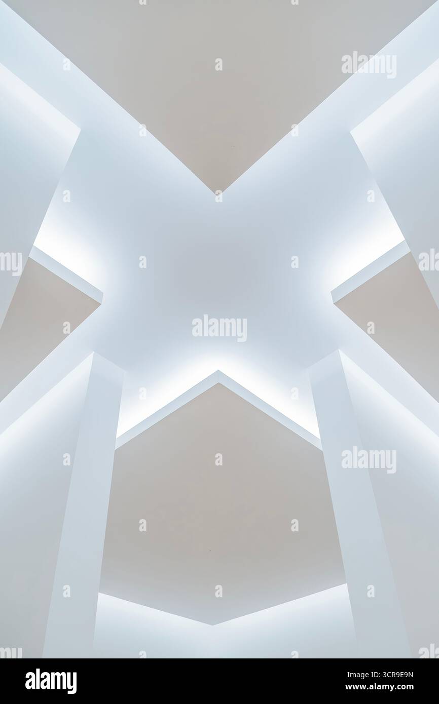 Vue abstraite d'un plafond géométrique avec éclairage caché de crique créant une forme d'étoile à la Fondation du musée Serralves à Porto, Portugal Banque D'Images