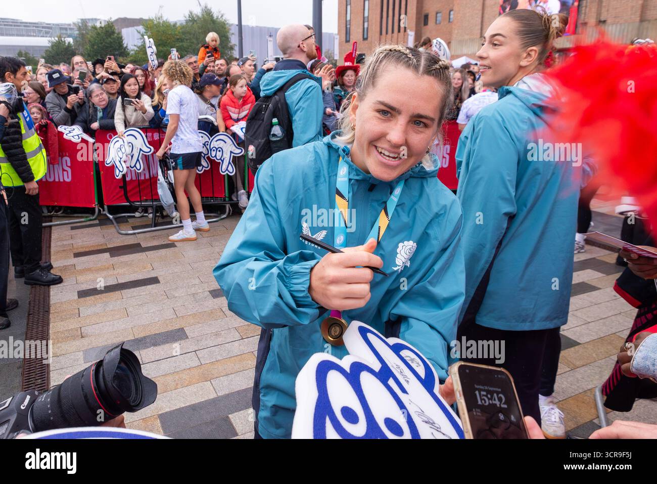 Claudia Moloney-MacDonald et les joueuses de l'équipe féminine de rugby de l'Angleterre célébrant à la Red Roses Champions Party, Battersea, après avoir remporté la Coupe du monde Banque D'Images