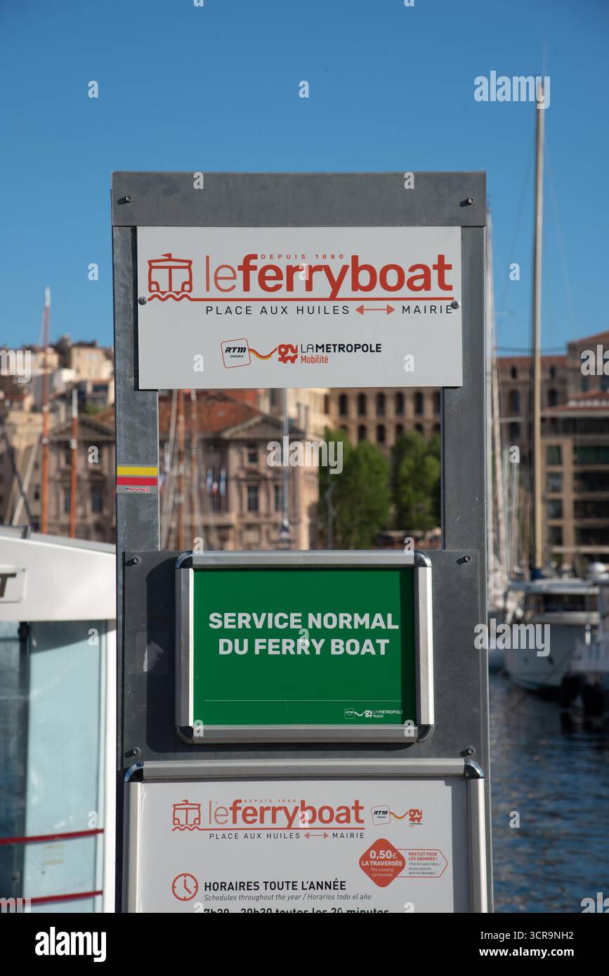 Panneaux de quai pour le bateau OR le Ferry à travers le Vieux Port ou le Vieux Port Marseille ou Marseille Provence France Banque D'Images