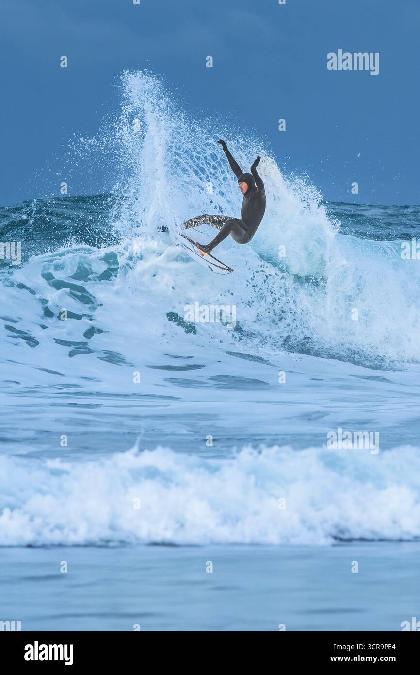 Spectaculaire action de surf à Fistral Beach à Newquay en Cornouailles au Royaume-Uni. Banque D'Images