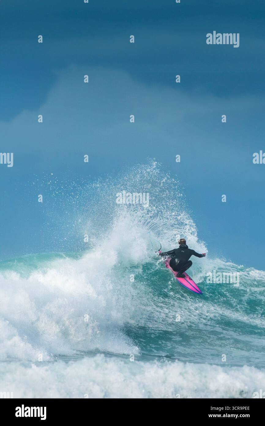 Spectaculaire action de surf à Fistral Beach à Newquay en Cornouailles au Royaume-Uni. Banque D'Images