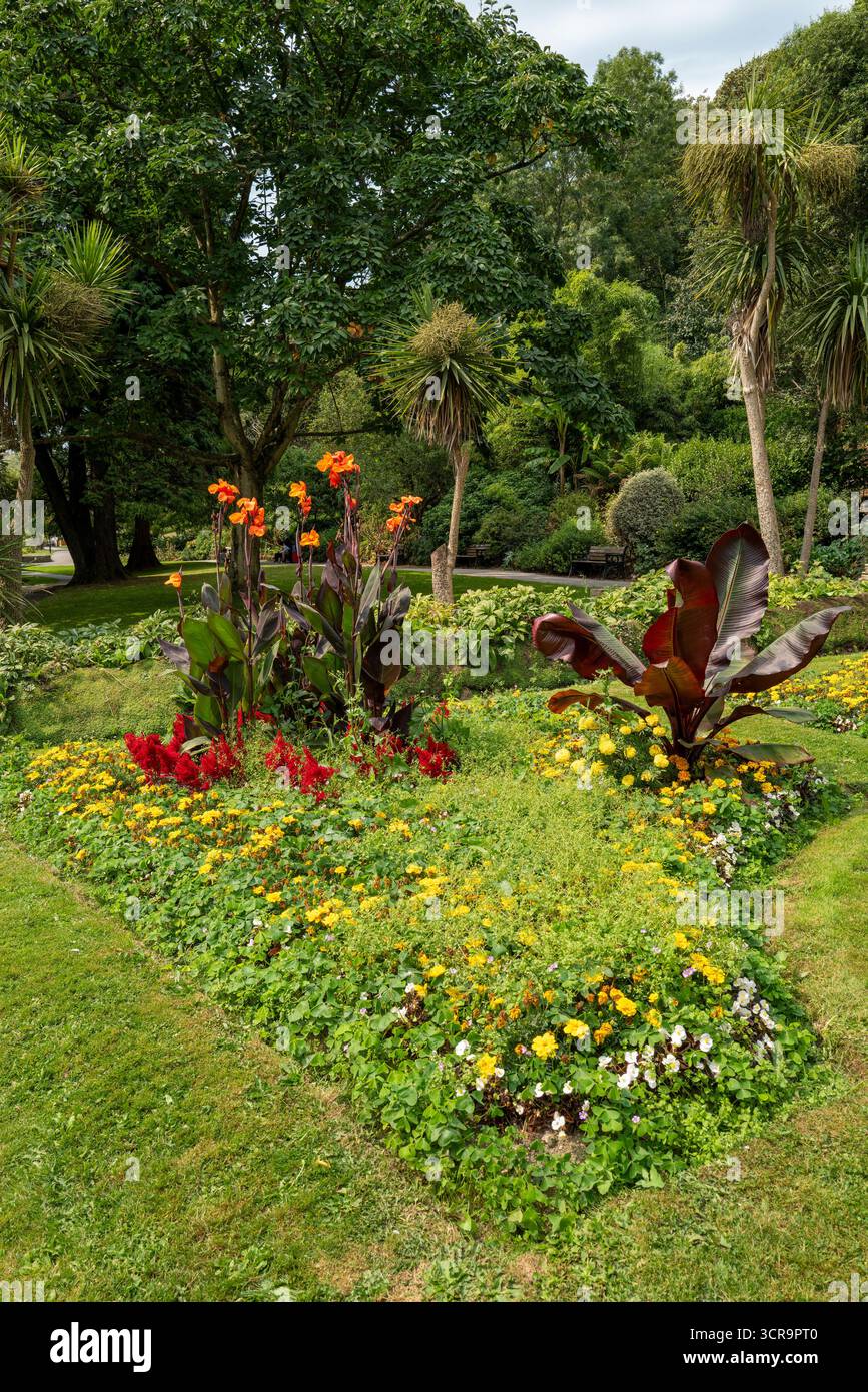 Parterres de fleurs ornementales dans les jardins historiques de Trenance à Newquay en Cornouailles au Royaume-Uni. Banque D'Images