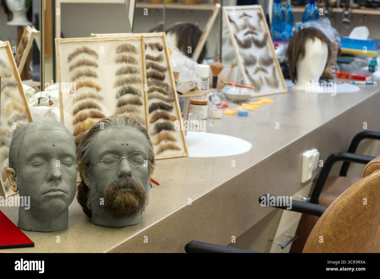 Studio de maquillage avec mannequins, sourcils et échantillons de perruques dans un atelier de beauté pour acteurs de cinéma et de théâtre Banque D'Images