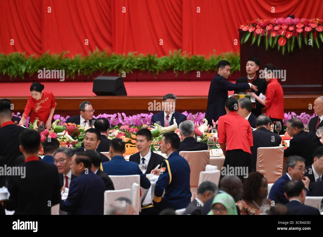 Pékin, Chine. 30 septembre 2025. XI Jinping (M), président de la Chine, prononce un discours dans la Grande salle du peuple avant la fête nationale chinoise célébrant la fondation de la République populaire de Chine le 1er octobre 1949. Crédit : Johannes Neudecker/dpa/Alamy Live News Banque D'Images