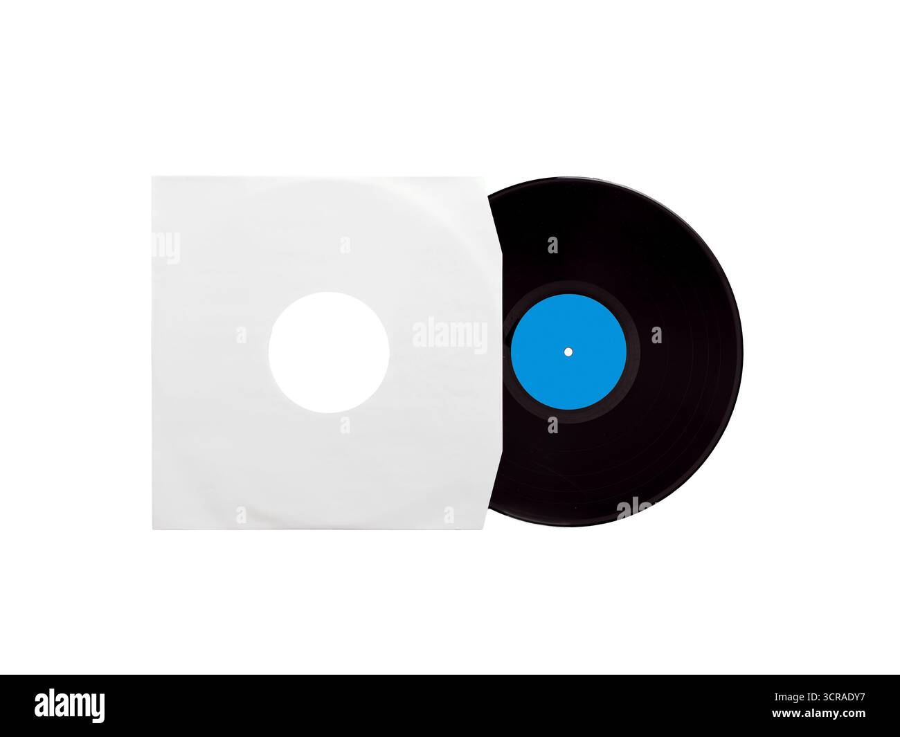 Disque vinyle noir avec étiquette bleue partiellement à l'intérieur de sa pochette blanche, isolé sur fond blanc Banque D'Images