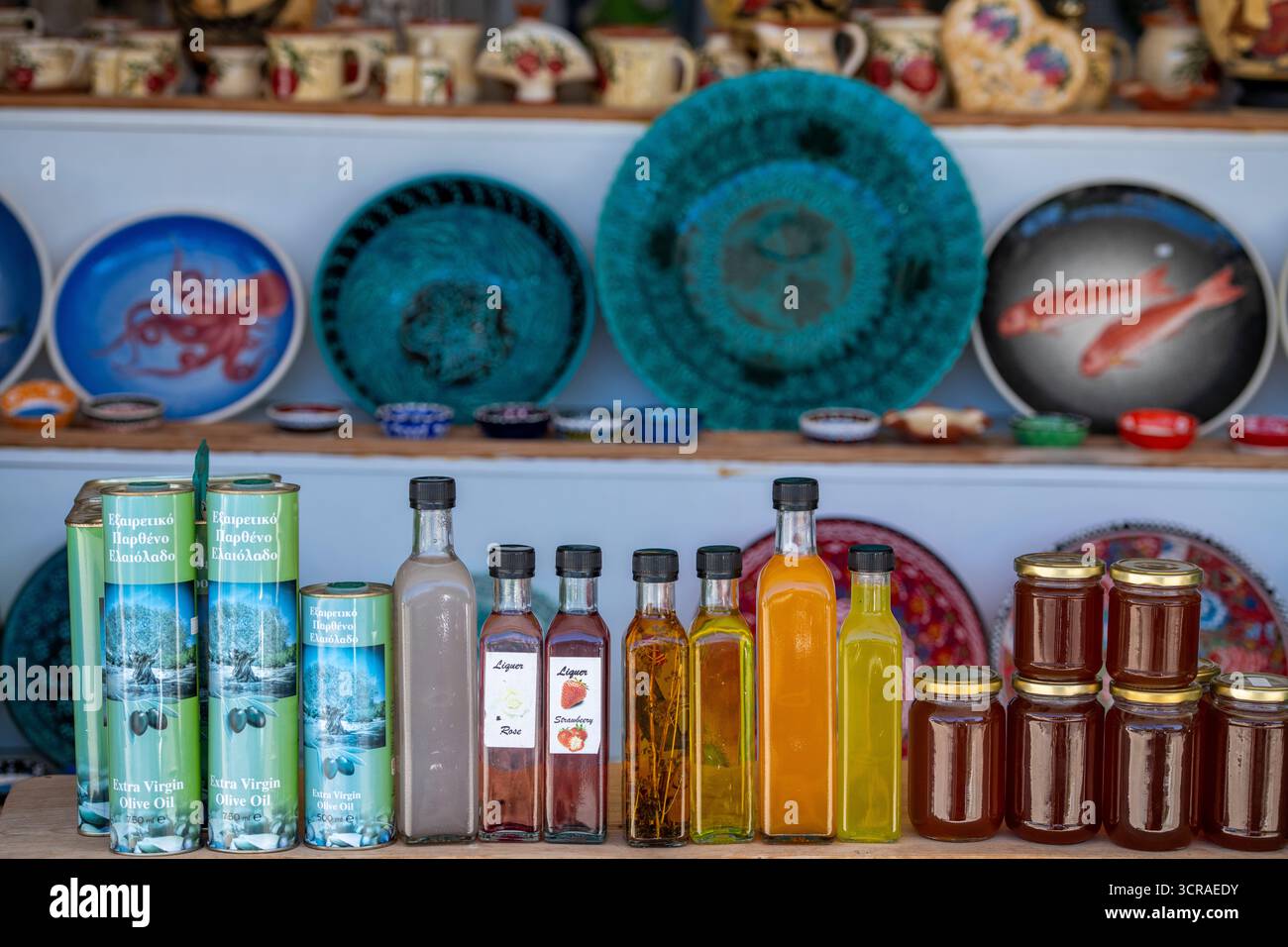 Une sélection de plats grecs, d'huiles et de céramiques en vente dans une boutique de cadeaux touristique sur Zante ou Zakynthos. Banque D'Images