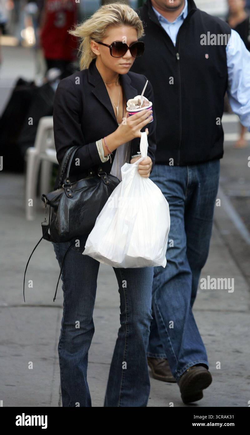 Ashley Olsen quitte le restaurant Soho 'Bread' avec une glace de Tasti-Delight, New York - 16 septembre 2004 Banque D'Images