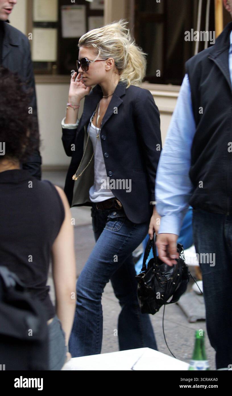 Ashley Olsen quitte le restaurant Soho 'Bread' avec une glace de Tasti-Delight, New York - 16 septembre 2004 Banque D'Images