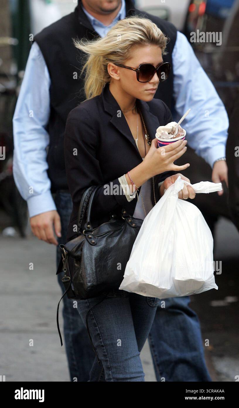 Ashley Olsen quitte le restaurant Soho 'Bread' avec une glace de Tasti-Delight, New York - 16 septembre 2004 Banque D'Images