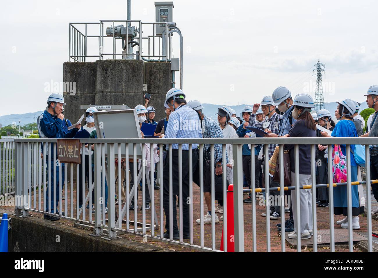 Kyoto, Japon. Visiteurs lors d'une visite guidée d'une usine industrielle dans une station d'épuration des eaux usées, en apprenant sur la gestion de l'eau et les travaux publics. Banque D'Images