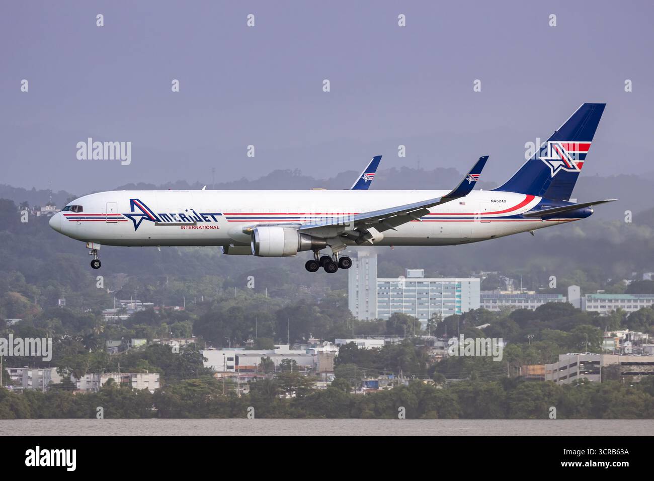 San Juan, Porto Rico - 1er août 2025 : AmeriJet International Boeing 767-300ER BDSF à l'aéroport de San Juan à Porto Rico. Banque D'Images