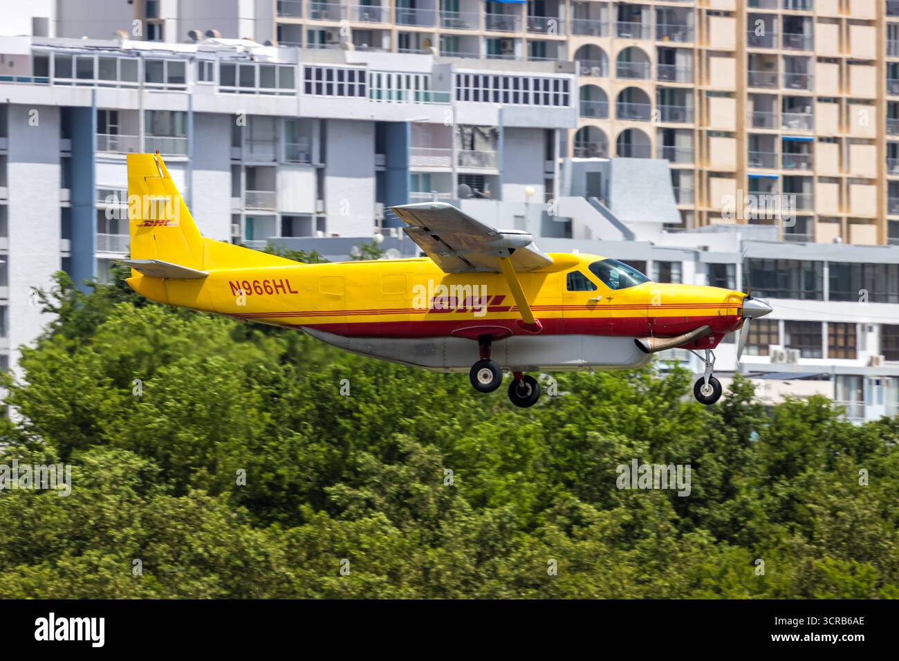 San Juan, Porto Rico - 4 août 2025 : DHL Cessna 208B Grand Caravan Airplane à l'aéroport de San Juan à Porto Rico. Banque D'Images