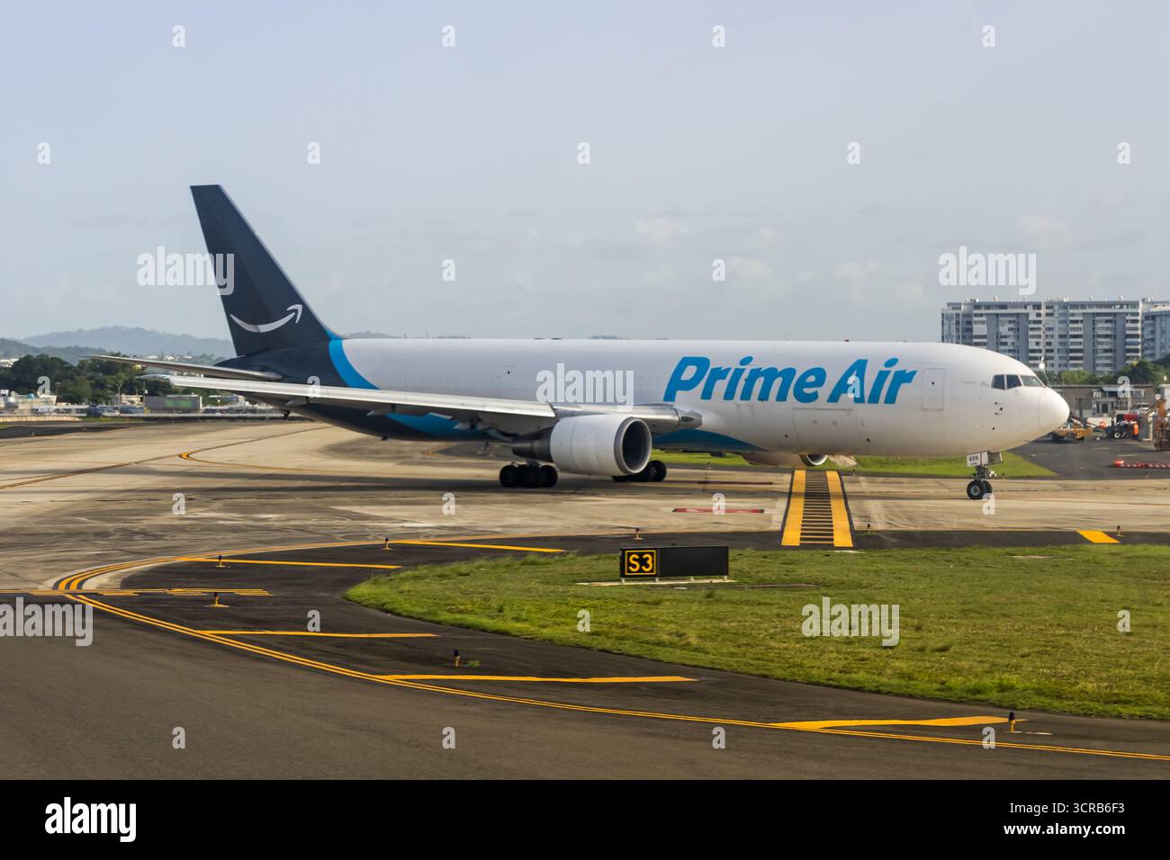San Juan, Porto Rico - 4 août 2025 : Boeing 767-300ER BDSF d'Amazon Prime Air à l'aéroport de San Juan à Porto Rico. Banque D'Images