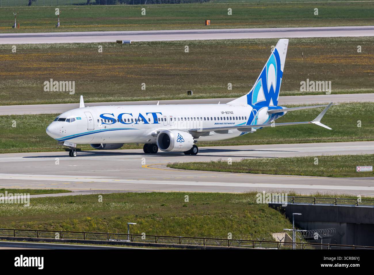 Munich, Allemagne - 19 août 2025 : SCAT Boeing 737 MAX 8 à l'aéroport de Munich en Allemagne. Banque D'Images