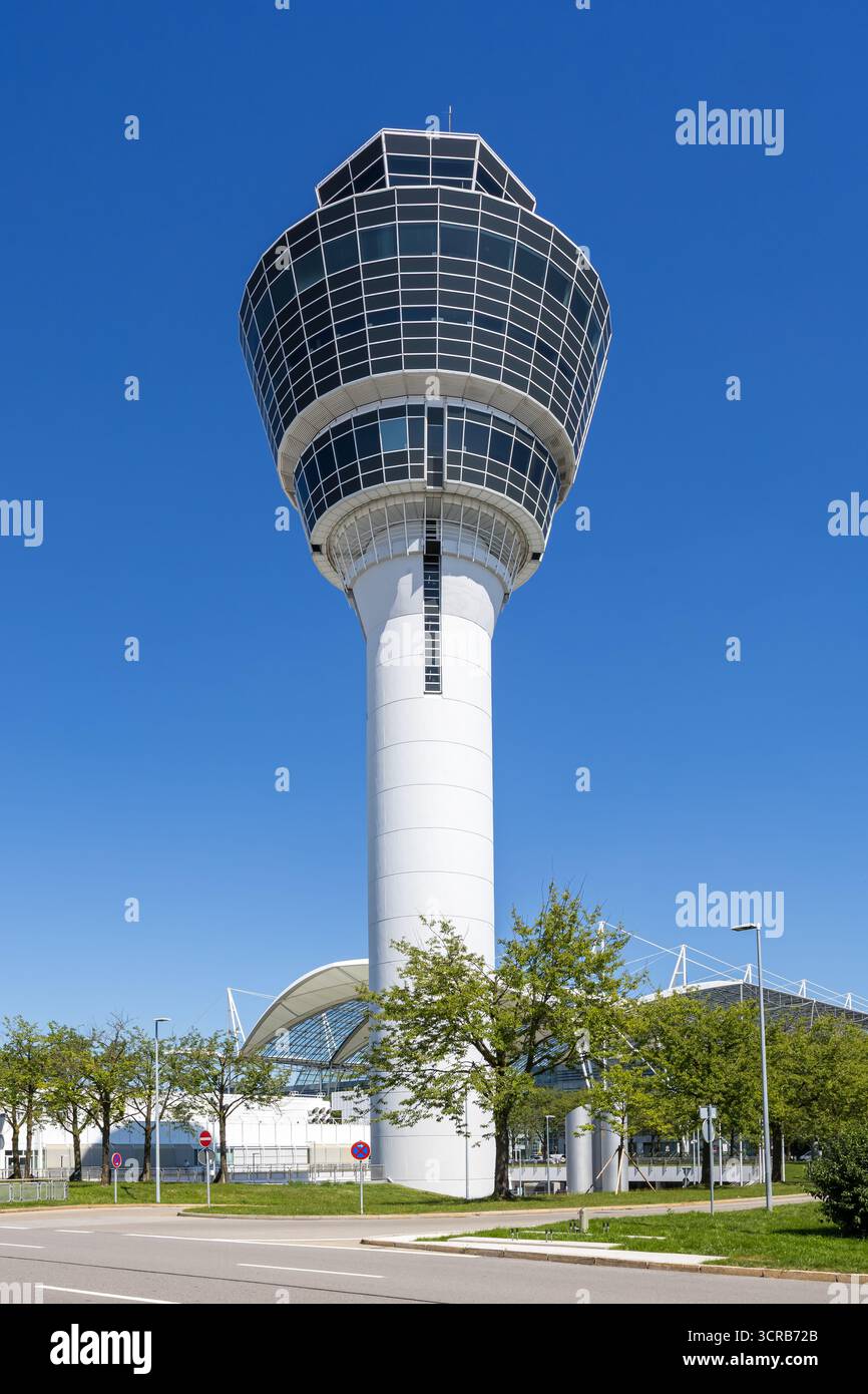 Munich, Allemagne - 19 août 2025 : tour de contrôle du trafic aérien de l'aéroport de Munich en Allemagne. Banque D'Images