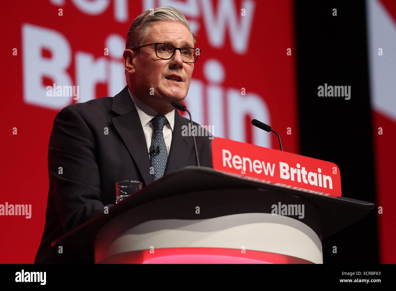 Liverpool, Royaume-Uni. 30 septembre 2025. Image © concédée sous licence à Parsons Media. 30/09/2025. Liverpool, Royaume-Uni. Le premier ministre Keir Starmer prononce son discours liminaire. Le premier ministre britannique Sir Keir Starmer prononce son discours principal à la conférence du Parti travailliste de 2025. Photo de Ryan Jenkinson/Parsons crédit média : andrew parsons/Alamy Live News Banque D'Images