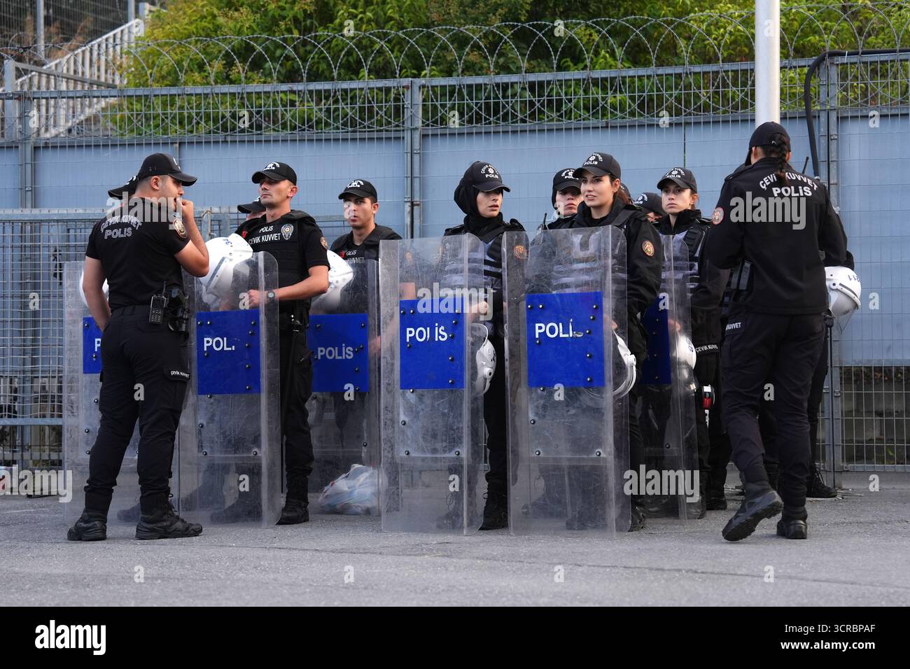 La police à l'extérieur du stade avant le match par étapes de l'UEFA Champions League au RAMS Park à Istanbul, en Turquie. Date de la photo : mardi 30 septembre 2025. Banque D'Images