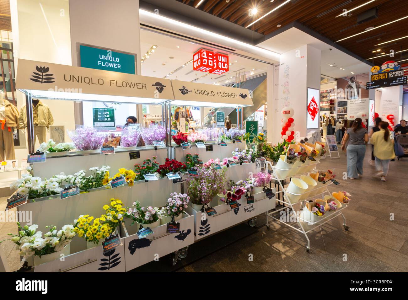 Magasin phare Uniqlo à Orchard Central, au Japon, une puissance de la mode rapide dans le monde entier. Vente variété de fleurs fraîches Uniqlo. Singapour. Banque D'Images