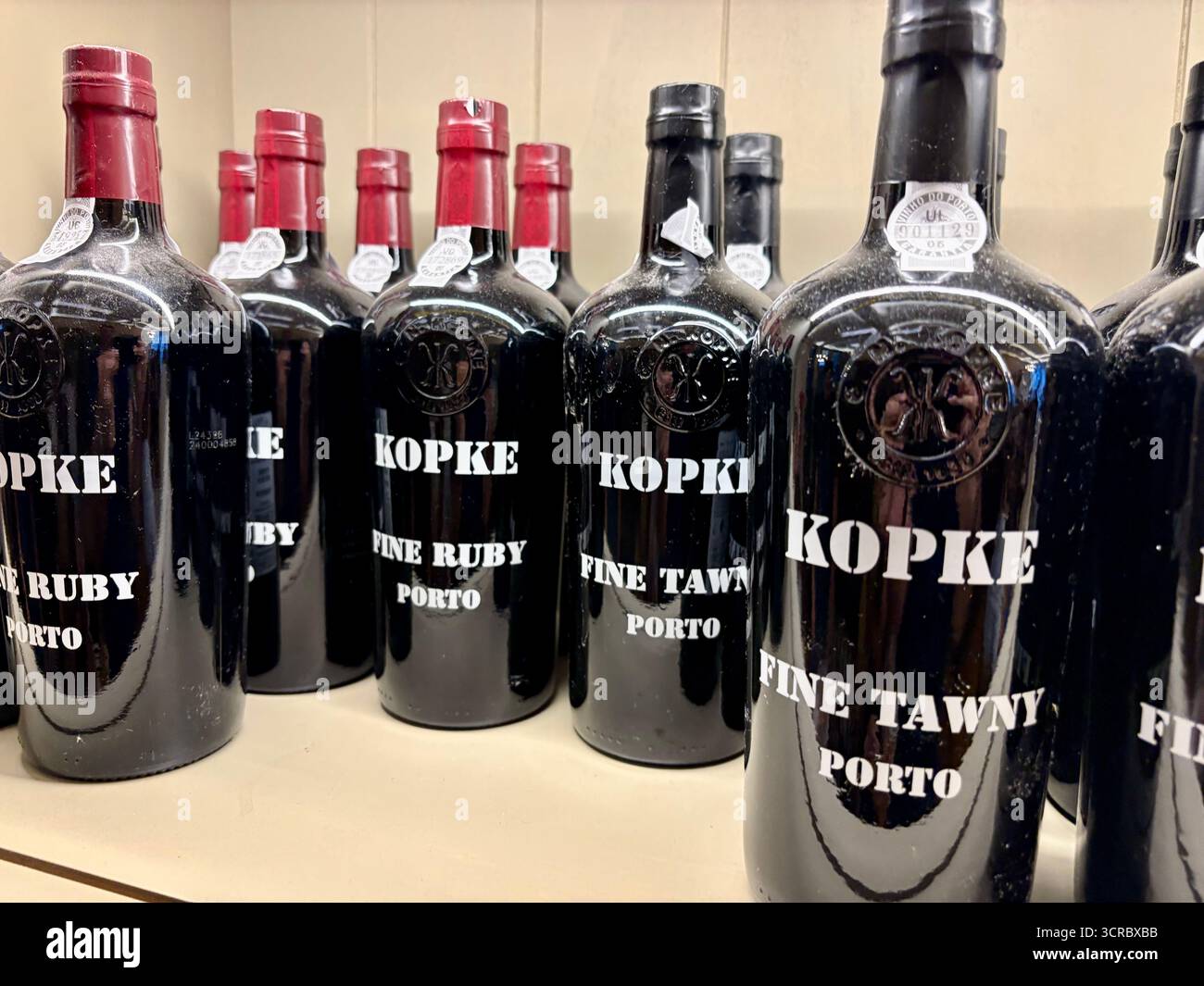 Kopke fines bouteilles de port Tawny affichées sur une étagère à Porto, Portugal, Europe, Banque D'Images