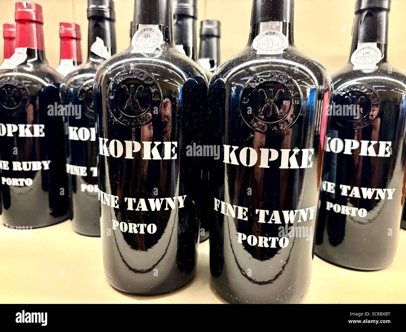 Kopke fines bouteilles de port Tawny affichées sur une étagère à Porto, Portugal, Europe, Banque D'Images