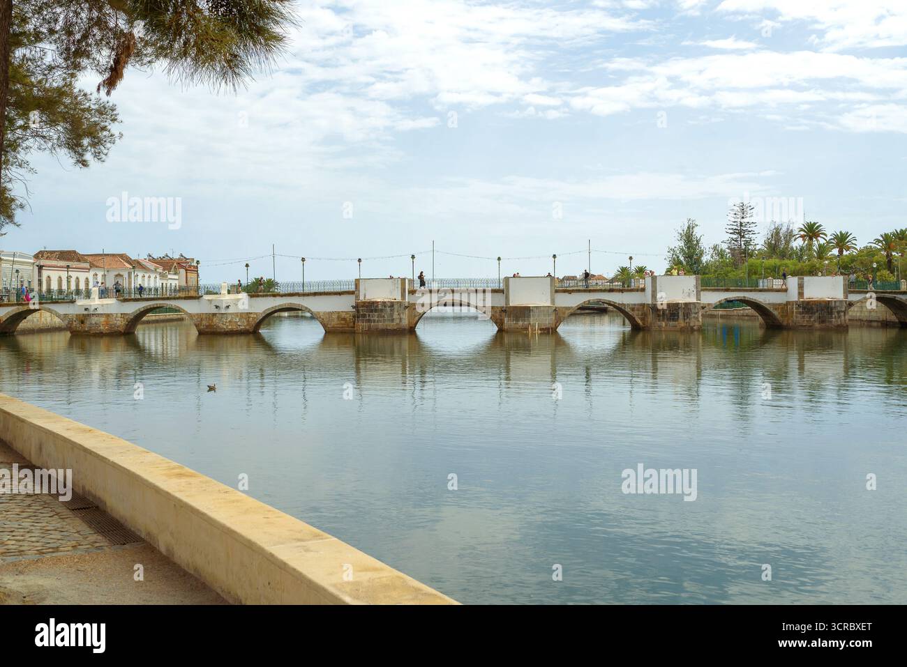 Vue de la ville de Tavira au Portugal sur la côte de l'Algarve. Banque D'Images