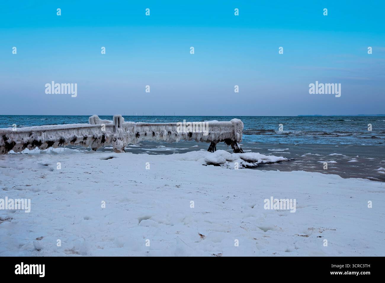 Glace sur une jetée de baignade. Tourné depuis le petit port de Hou, Danemark Banque D'Images