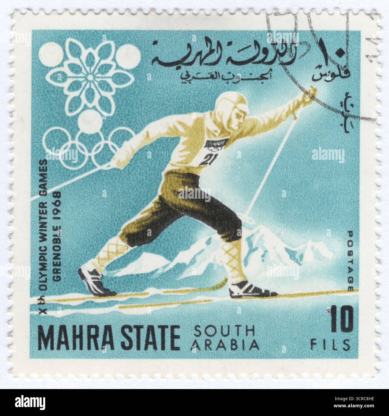 YÉMEN, MAHRA - 1967 : timbre-poste multicolore à 10 fils représentant le ski de fond. Jeux Olympiques d'hiver 1968 - Grenoble. Le ski de fond (XC ski) est une forme de ski où les skieurs traversent un terrain enneigé sans l'aide de remontées mécaniques, en s'appuyant sur leur propre propulsion. Originaire comme moyen pratique de voyage hivernal dans les pays scandinaves il y a des millénaires, il est maintenant largement pratiqué comme une activité sportive et récréative. Le ski de compétition XC est un élément central des Jeux olympiques d'hiver et d'autres événements de ski nordique Banque D'Images