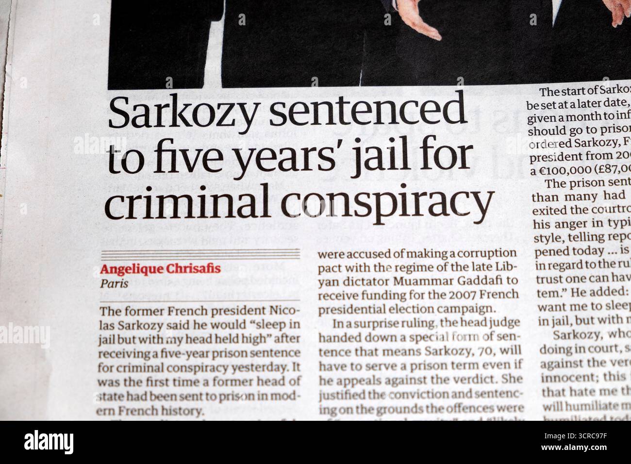 Le président français Nicolas 'Sarkozy condamné à cinq ans de prison pour complot criminel' le journal Guardian titre ancien article septembre 2025 Royaume-Uni Banque D'Images
