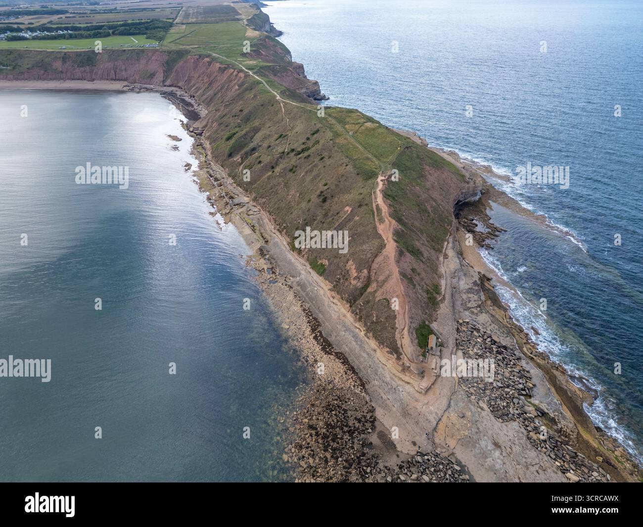 Vue aérienne de Filey Brigg Cliffs, Filey, North Yorkshire, Royaume-Uni. Banque D'Images