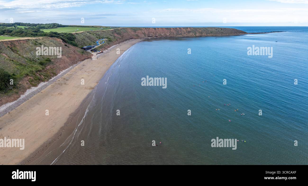 Vue aérienne de Filey Beach, Filey Cove et Filey Brigg Cliffs, Filey, North Yorkshire, Royaume-Uni. Banque D'Images