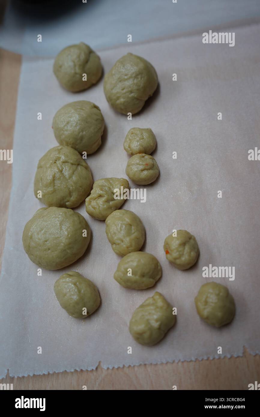 Portions de pâte non cuites, prêtes à être façonnées en Lazarakia crétoise traditionnelle. Capturer l'essence du Carême préparation pour un festin symbolique de Pâques. Banque D'Images