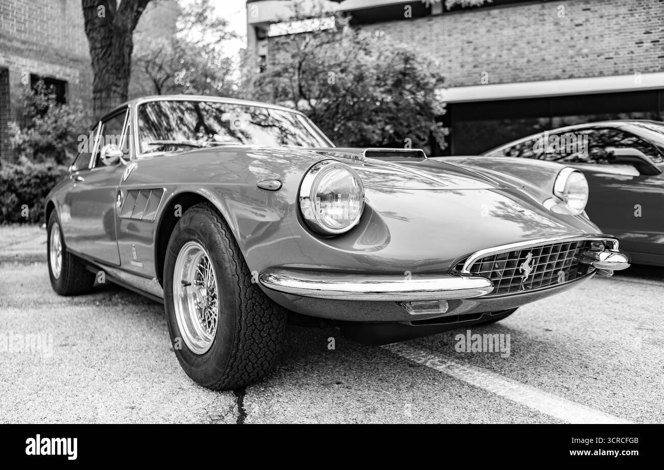 Chicago, Illinois - septembre 29, 2024:F errari 500 Superfast Speziale 1965 . Green Ferrari 500 Superfast Speziale 1965 garé dans la rue, coin Banque D'Images