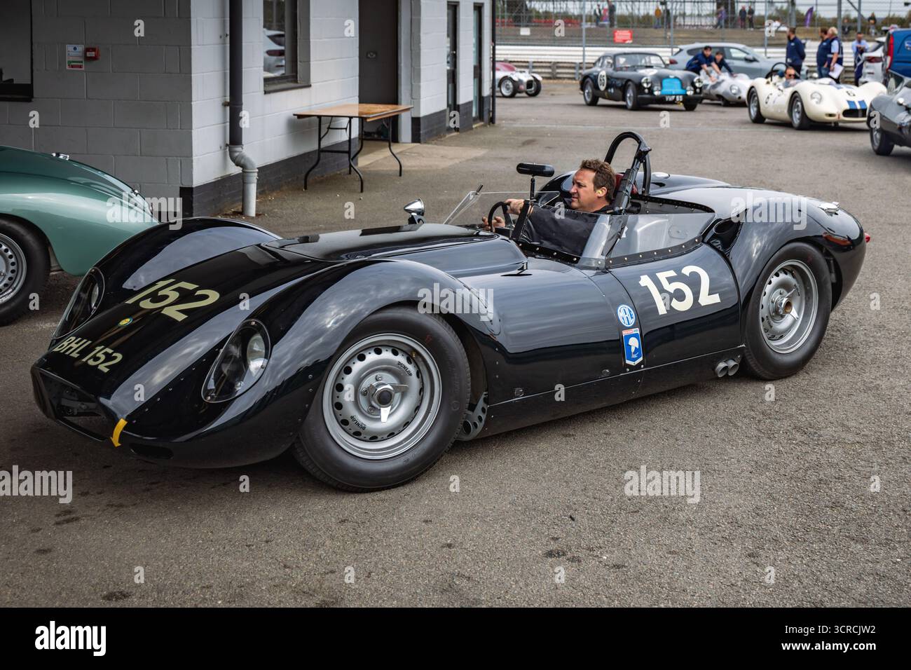 Lister Jaguar Knobbly, Stirling Moss Trophy - 1er de sa catégorie et 2e au total, festival annuel de courses automobiles classiques Silverstone 2025. Banque D'Images