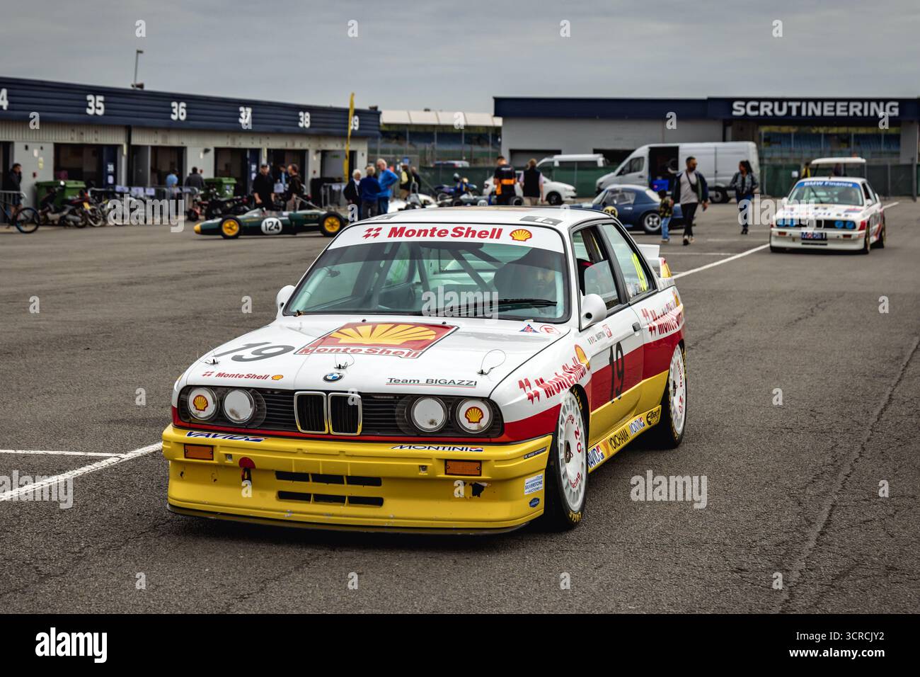 BMW E30 M3 se prépare pour le Trophée Adrian flux pour MRL Historic Touring car Challenge, festival annuel de courses automobiles classiques Silverstone 2025 Banque D'Images
