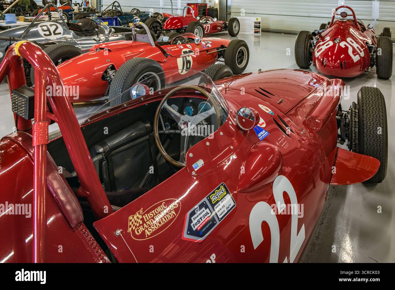 Voitures de course historiques dans l'un des garages pit Lane au festival annuel de courses automobiles classiques de Silverstone. Banque D'Images