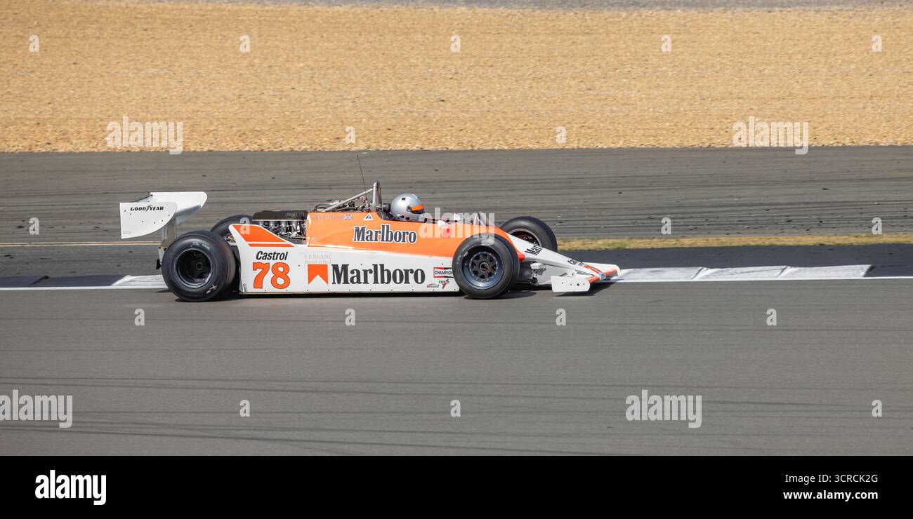 McLaren M29, anciennement pilotée par John Watson, au Silverstone Festival 2025. Banque D'Images
