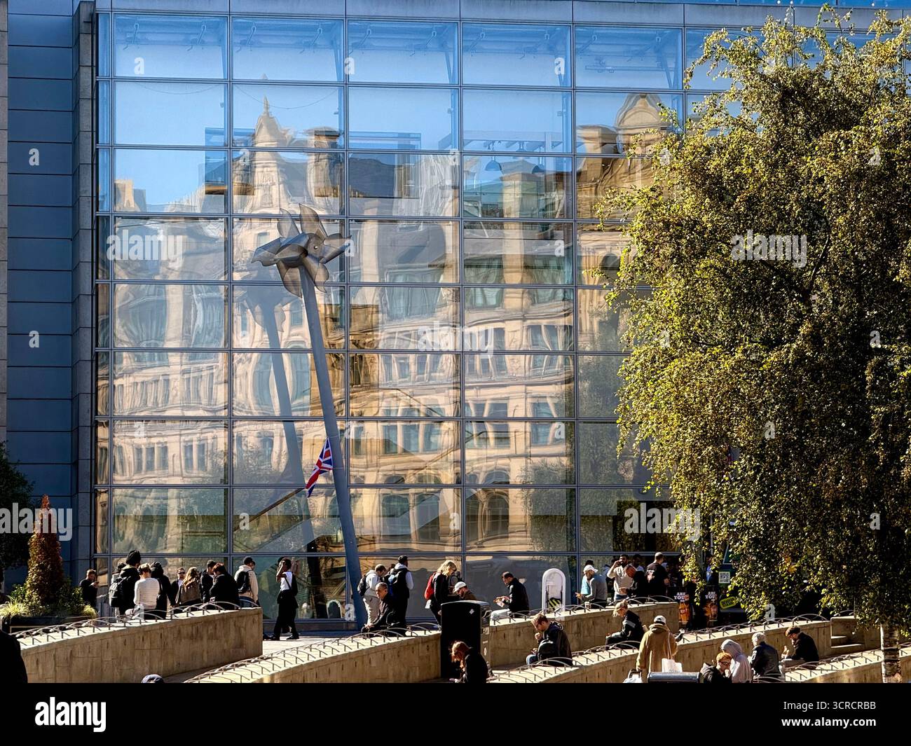 Exchange Square dans le centre-ville de Manchester avec la construction de Corn Exchange reflétée dans les fenêtres en plaque de verre Banque D'Images