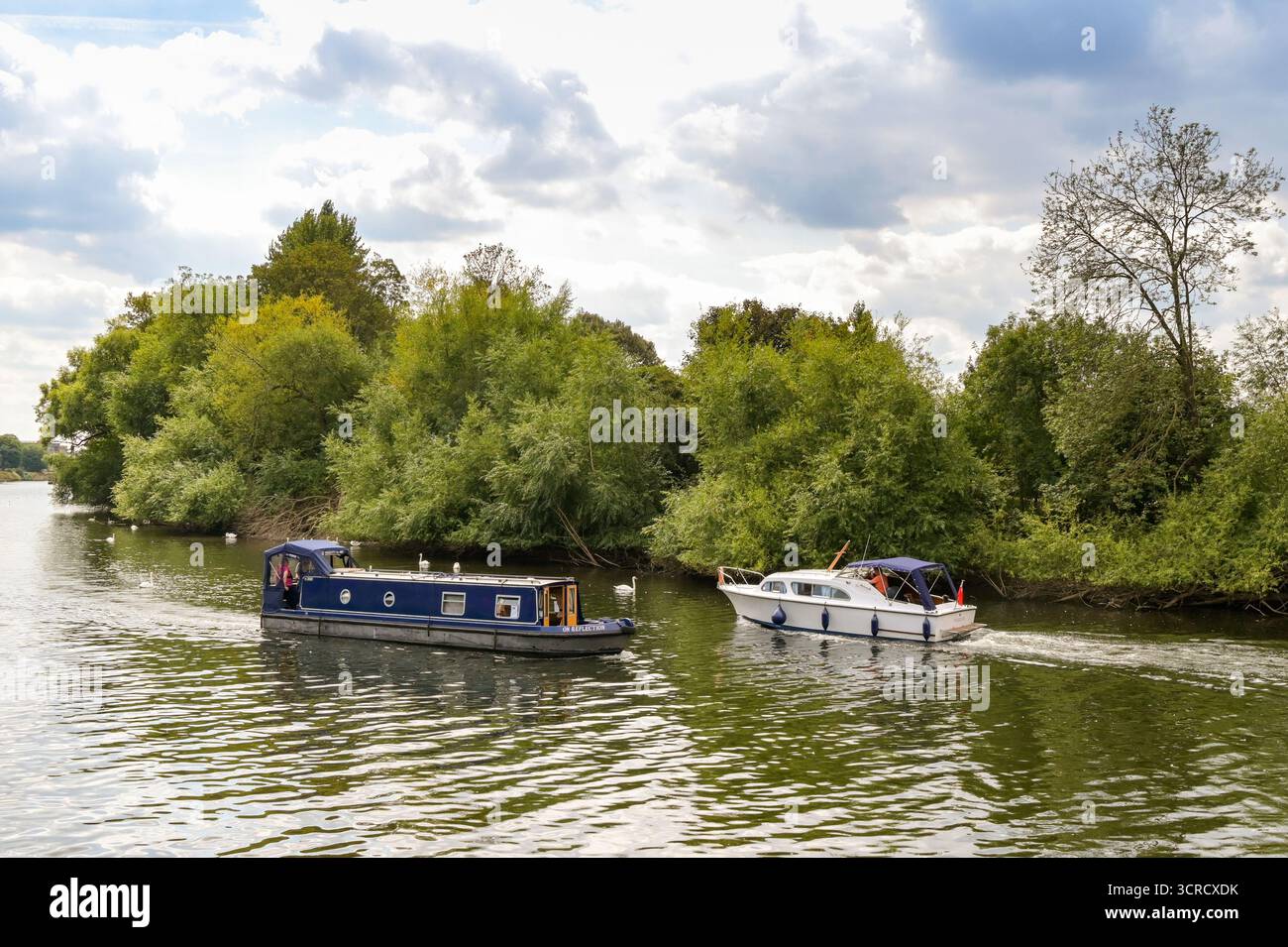 Worcester, Worcestershire, Angleterre, Royaume-Uni - 24 août 2025 : bateau étroit et bateau à moteur se croisant sur la rivière Severn Banque D'Images