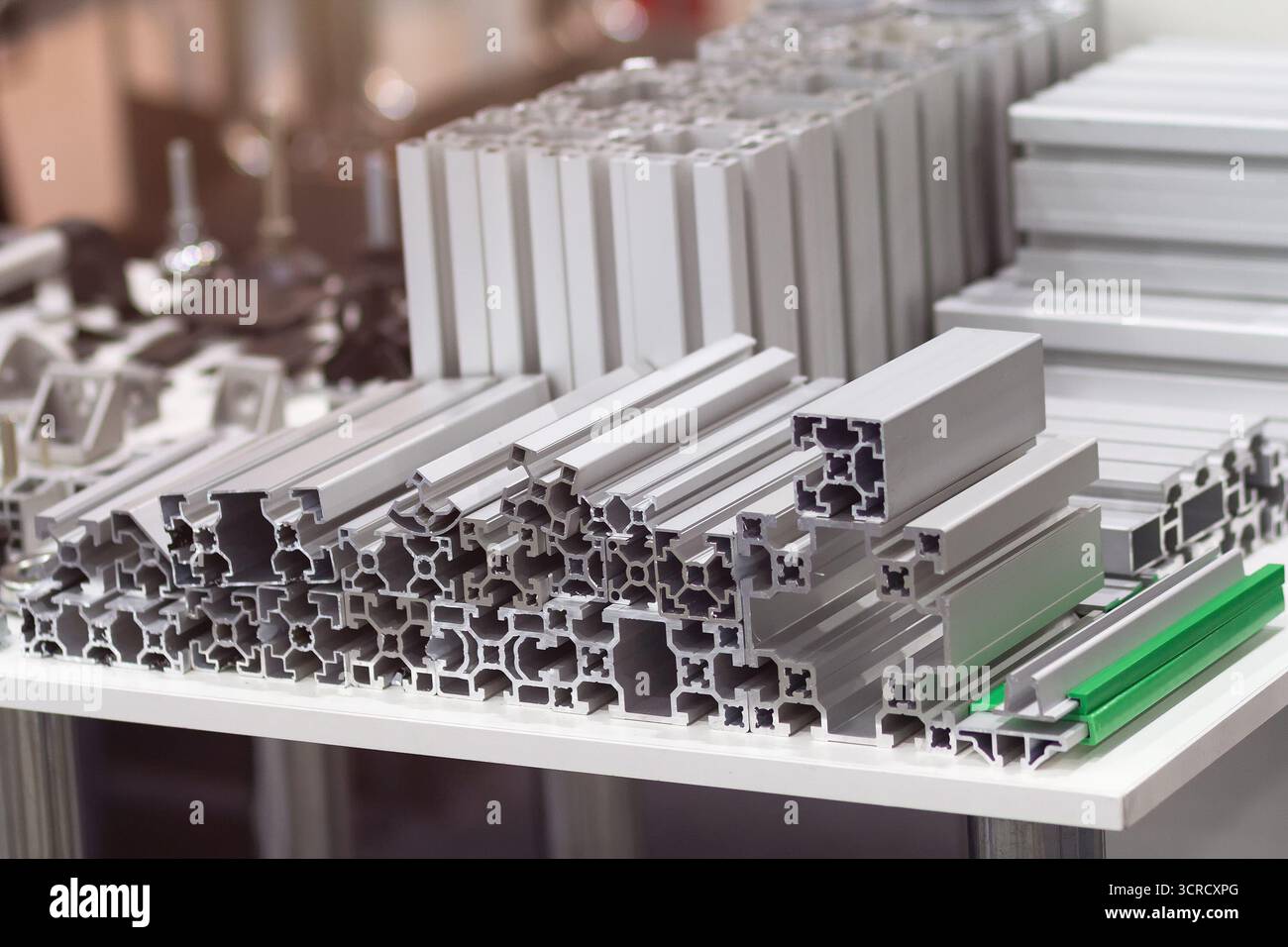 Profilés d'extrusion en aluminium sur le comptoir. Industrie Banque D'Images