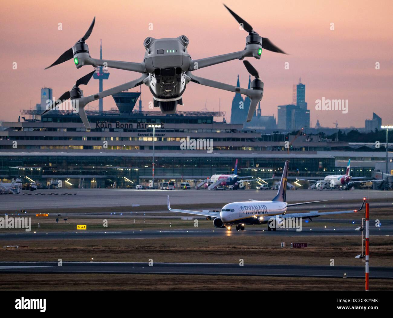 Image symbolique, photomontage, reconnaissance, espionnage avec des drones ici à un aéroport, infrastructure critique, espionnage avec des drones caméra, Banque D'Images