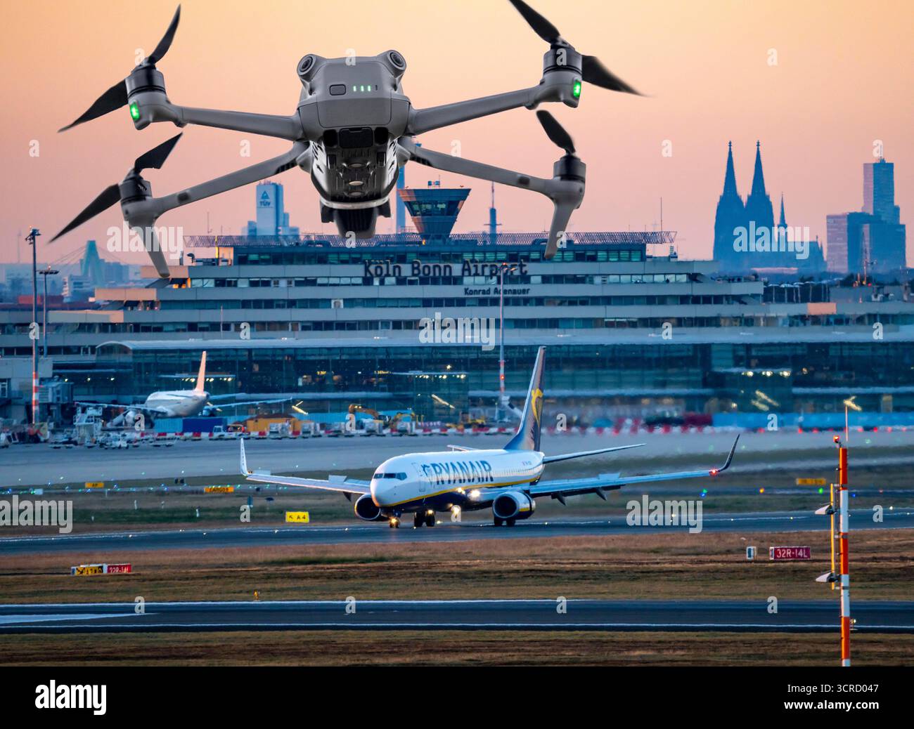 Image symbolique, photomontage, reconnaissance, espionnage avec des drones ici à un aéroport, infrastructure critique, espionnage avec des drones caméra, Banque D'Images